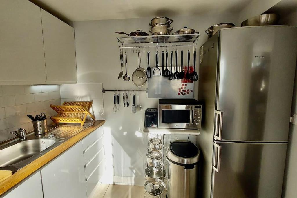 Apartment, Kings Cross 6 Mins Walk * Londra